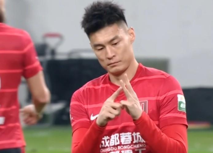 世界杯手机观看-媒体人：在李扬未能加盟后，上海海港将目标锁定韩鹏飞