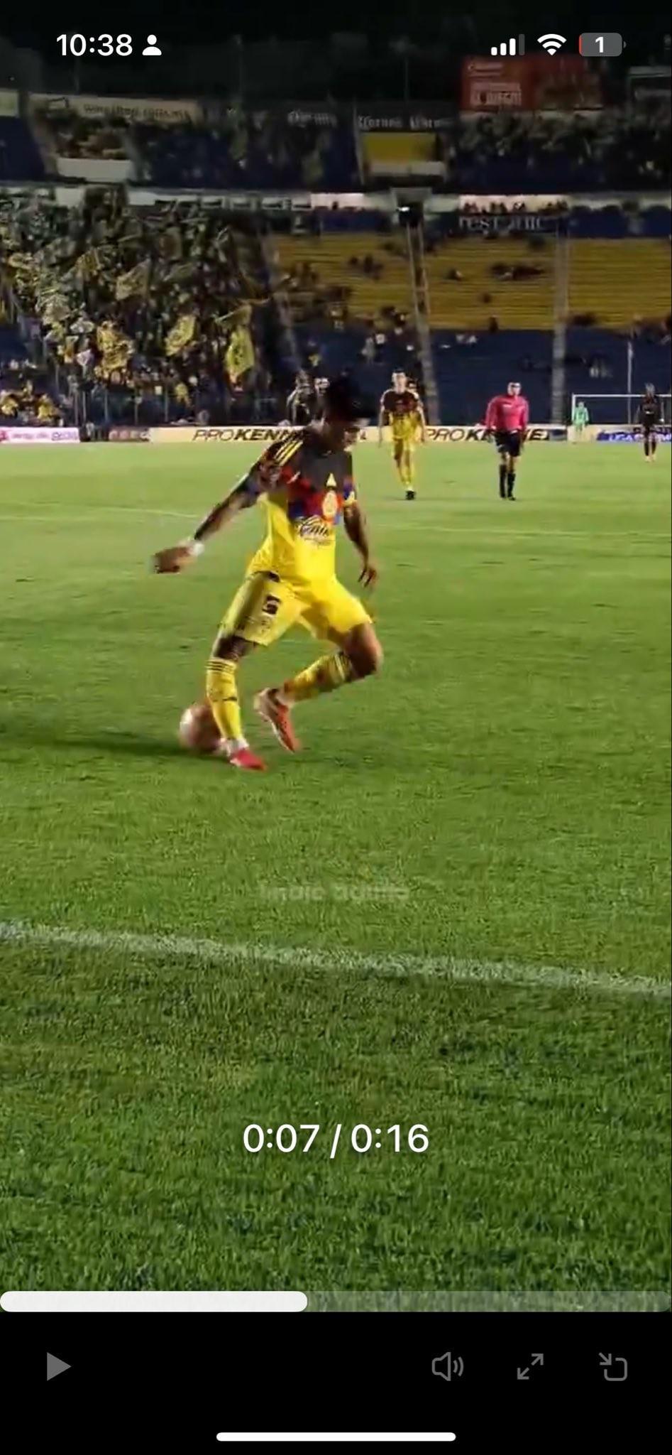 世界杯官方平台-慎入，智利国脚维克托-达维拉右脚别扭落地导致膝盖重伤